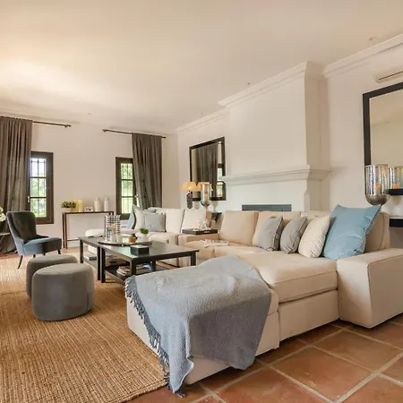 Luxury In Golden Mile Villa *