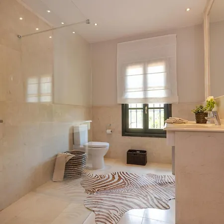 Luxury In Golden Mile Villa *